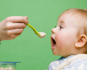 bebe comiendo