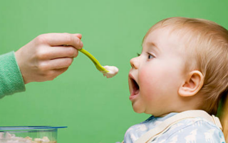 bebe comiendo